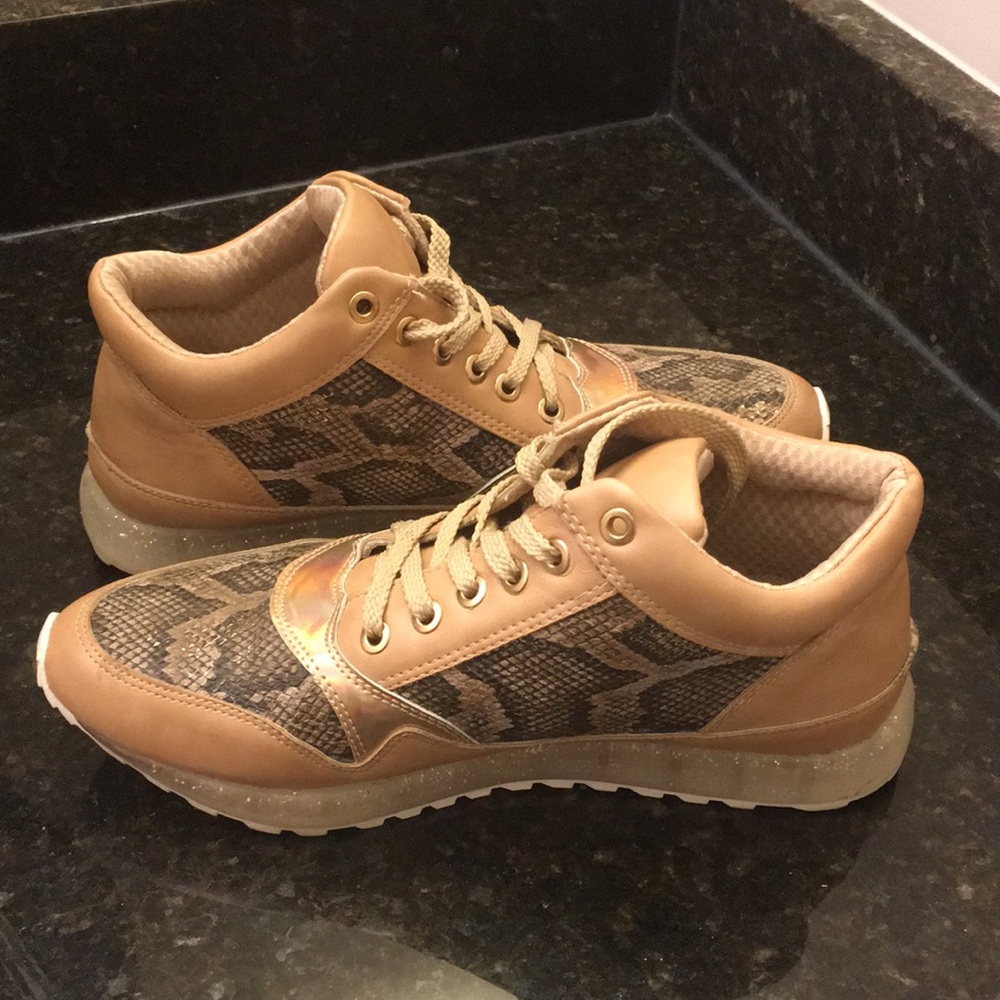 New sparkle tan Henry Ferrara size 9.5